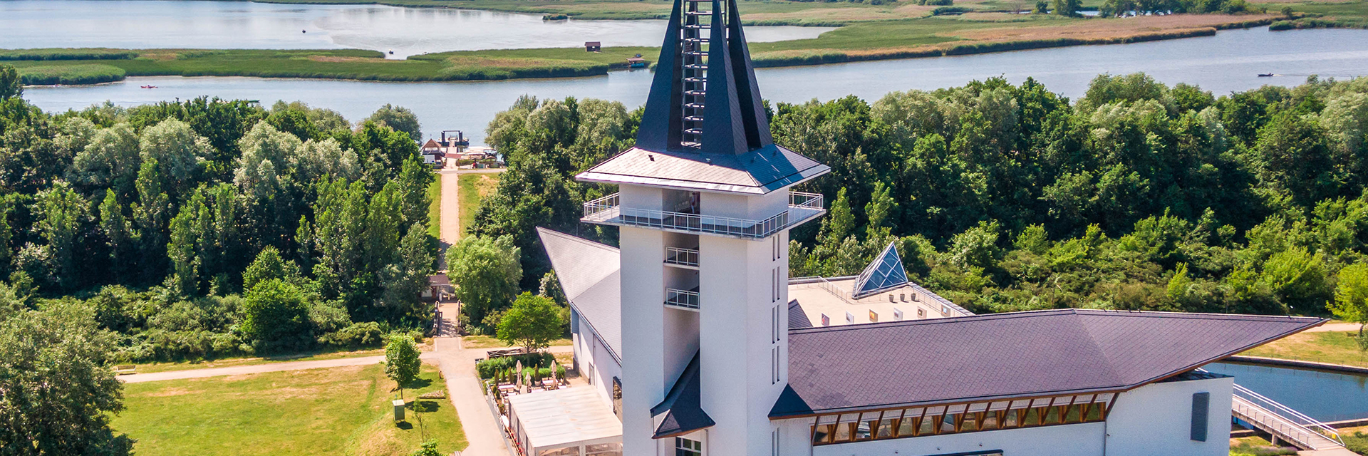 A Tisza-tavi Ökocentrum egy magyarországi állatkert és szabadidős élményközpont